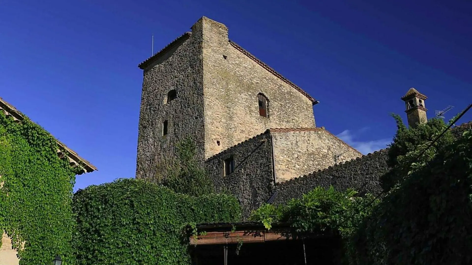 Дом отдыха Enchanting Medieval Castle In Palau Sator With Private Pool