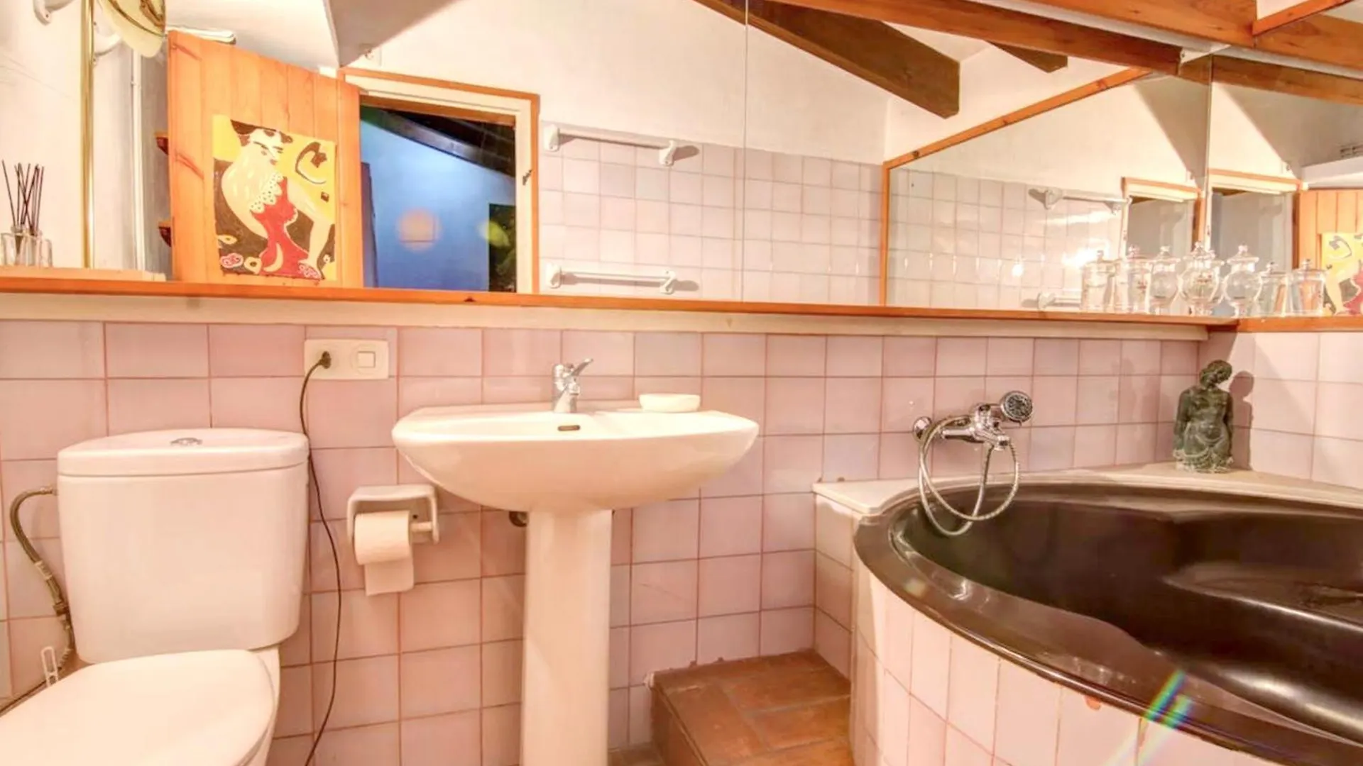 Дом отдыха Enchanting Medieval Castle In Palau Sator With Private Pool