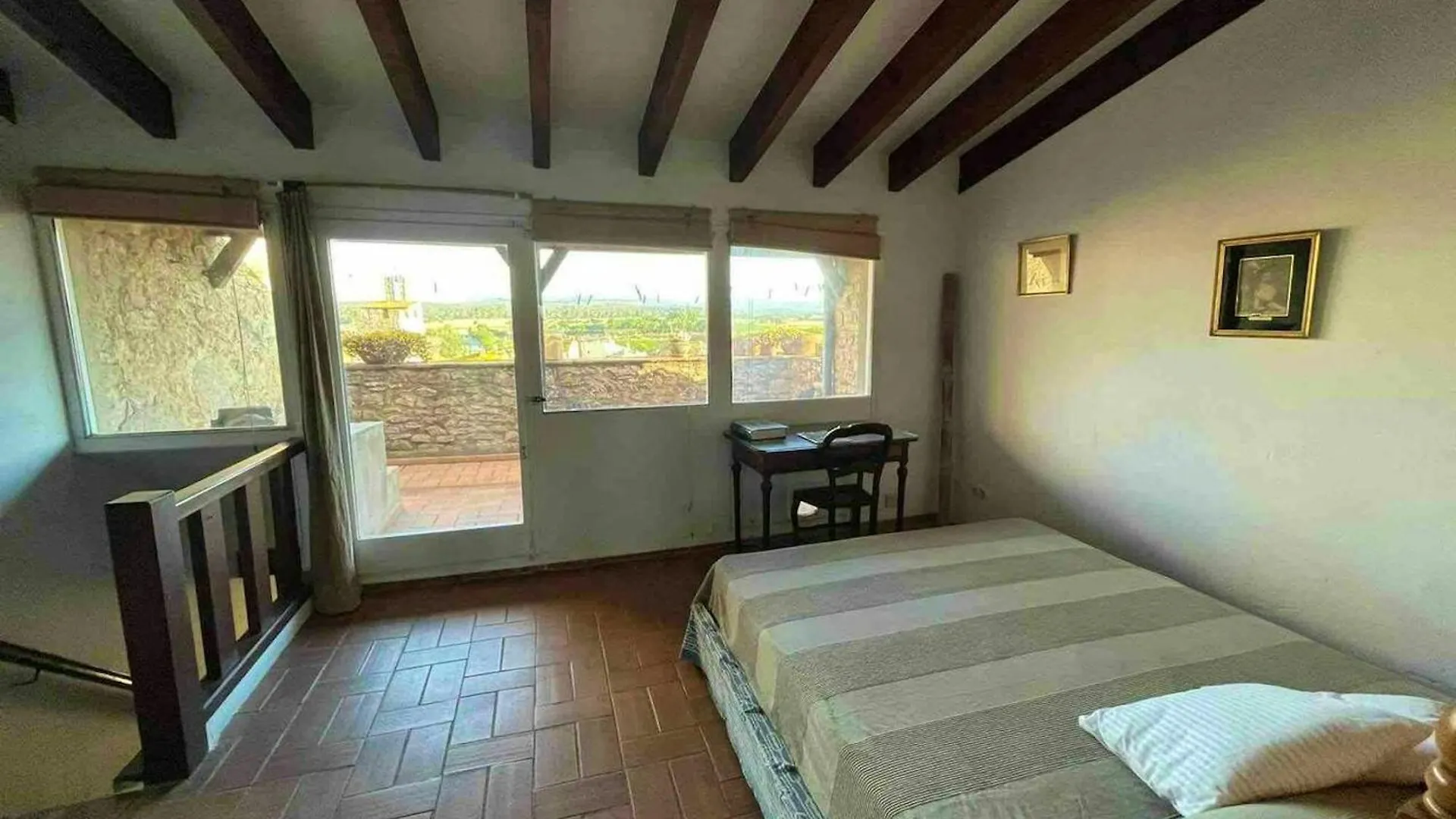 Дом отдыха Enchanting Medieval Castle In Palau Sator With Private Pool