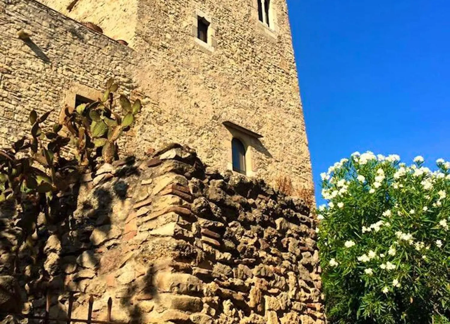 Дом отдыха Enchanting Medieval Castle In Palau Sator With Private Pool